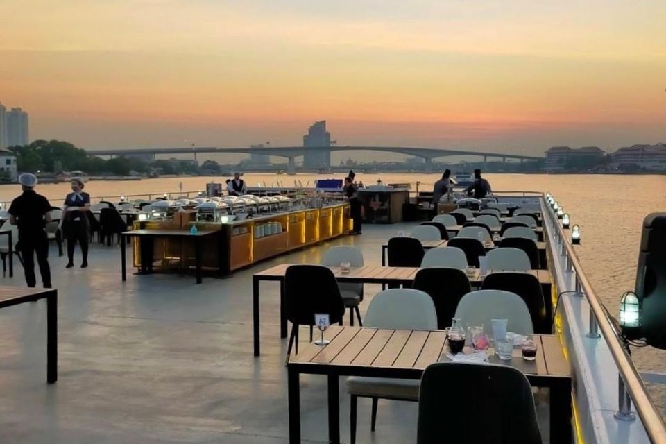 Bangkok: Chao Phraya Buffet Dinner Viva Alangka Cruise - Cruising Past Landmarks, and How Rain Can Change the Route