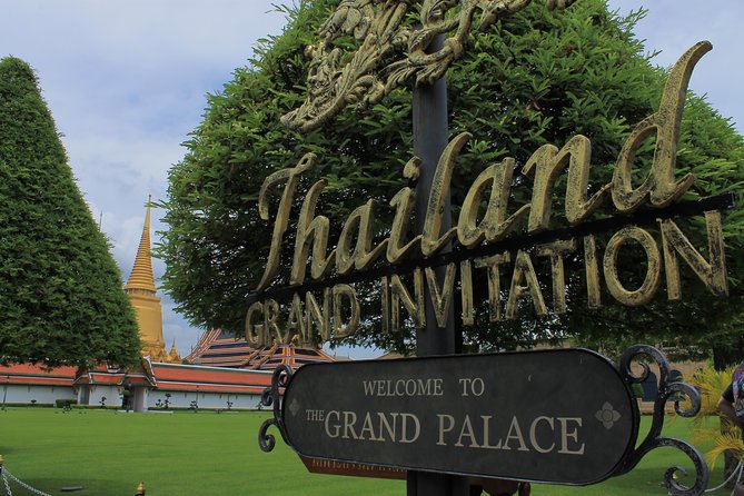 Bangkok: City Highlights Temple and Market Walking Tour - Wat Pho Reclining Buddha: Where the Temple Teaches and Medicates