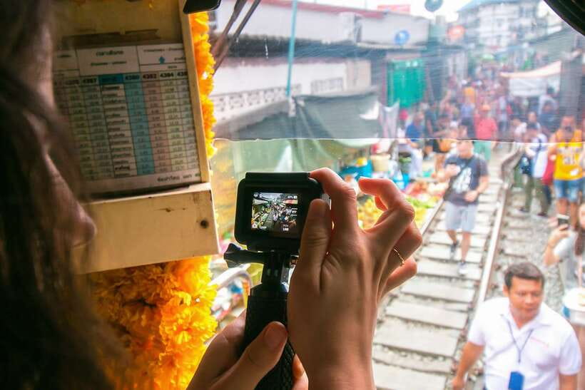 Bangkok: Damnoen Saduak Market and Maeklong Railway Market - Guide energy: why people rave about the person leading the day