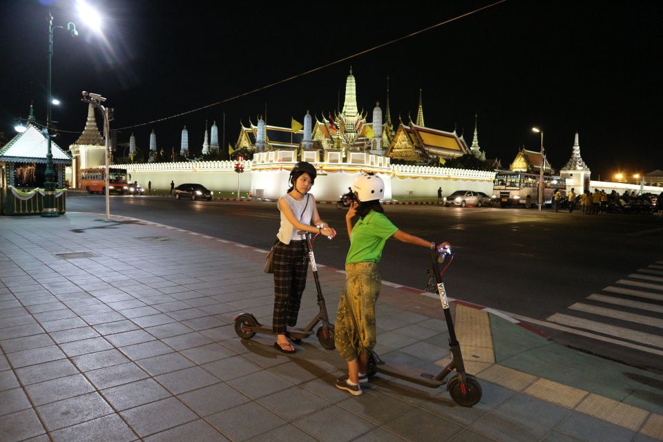 Bangkok: E-Scooter Night Tour with Local Street Food - Wat Arun and Santa Cruz Church: the night-photo momentum starts early