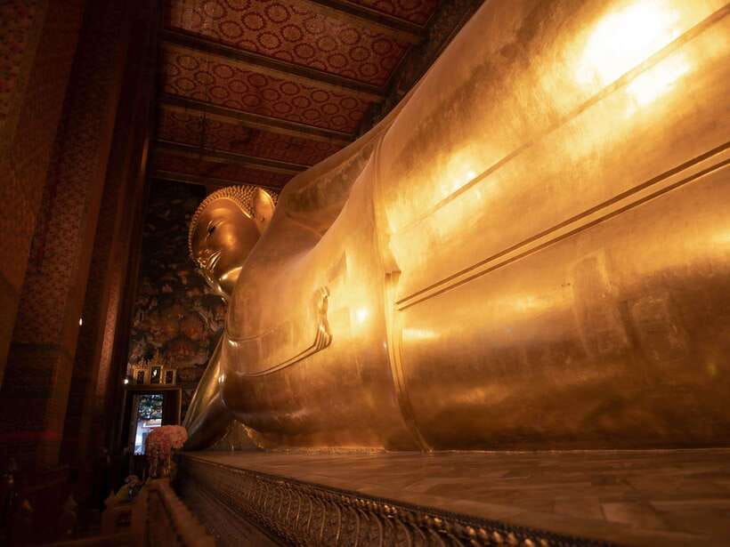 Bangkok: Evening Tour with Wat Arun, Wat Pho & Tuk Tuk Ride - Chinatown on Yaowarat Road: street food time and free wandering