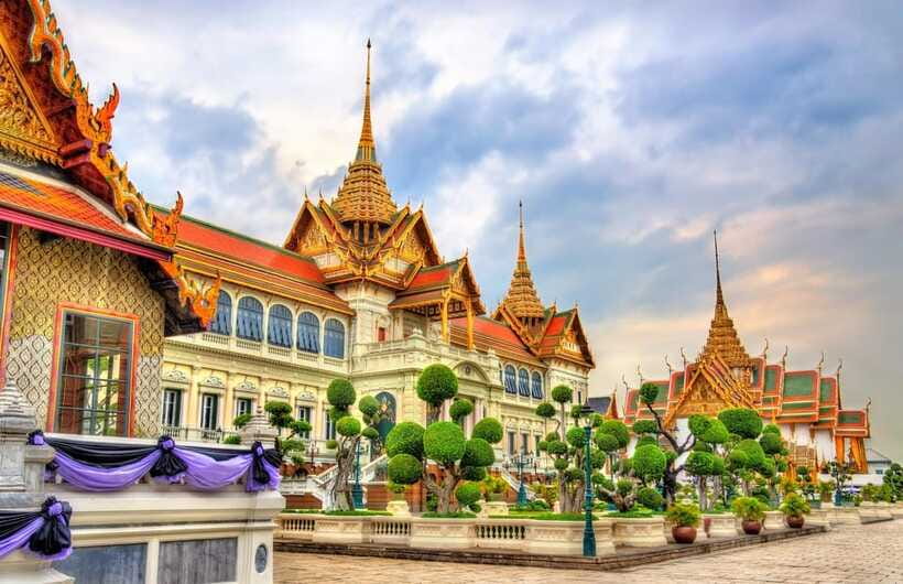 Bangkok: Grand Palace, Wat Pho, and Wat Arun Guided Tour - Wat Arun: Climb the Steep Steps and Read the Porcelain Prang Up Close