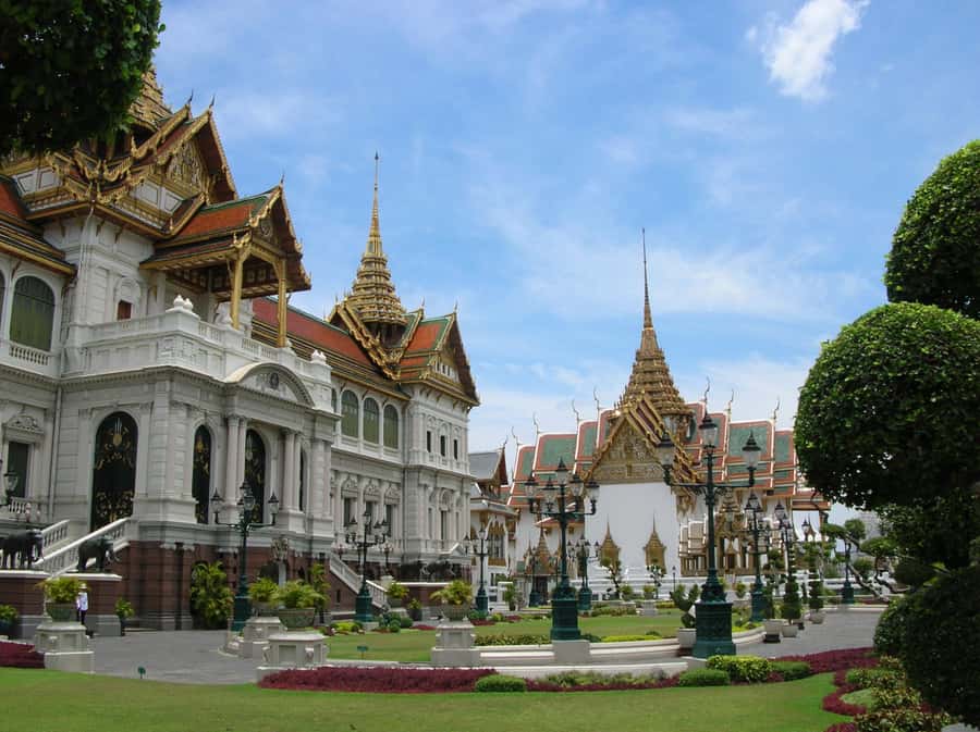 Bangkok: Grand Palace & Wat Pho Half-Day Private Tour - The heat plan and the Tha Thien Market pass
