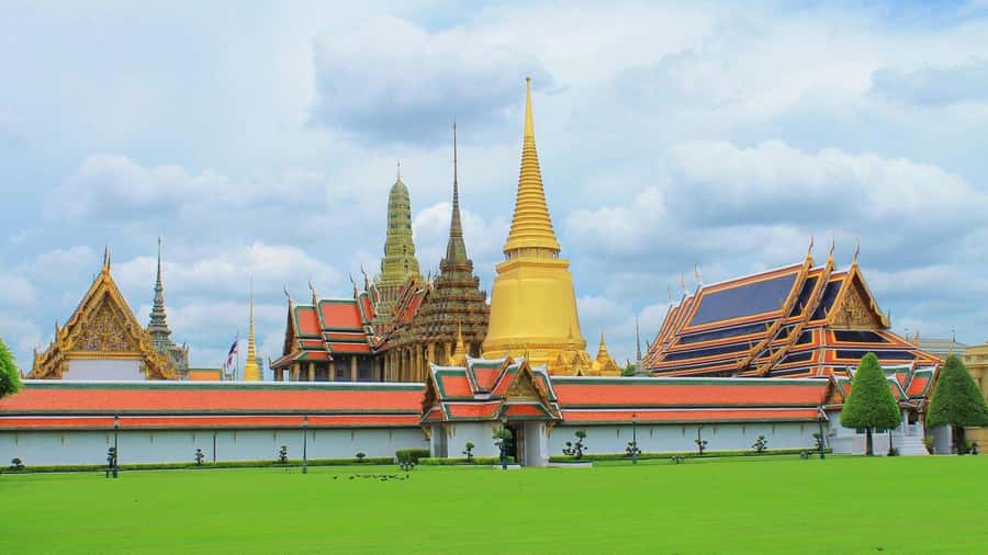 Bangkok: Grand Palace & Wat Pho Half-Day Private Tour - Dress for the royal sites: what’s allowed, what’s not