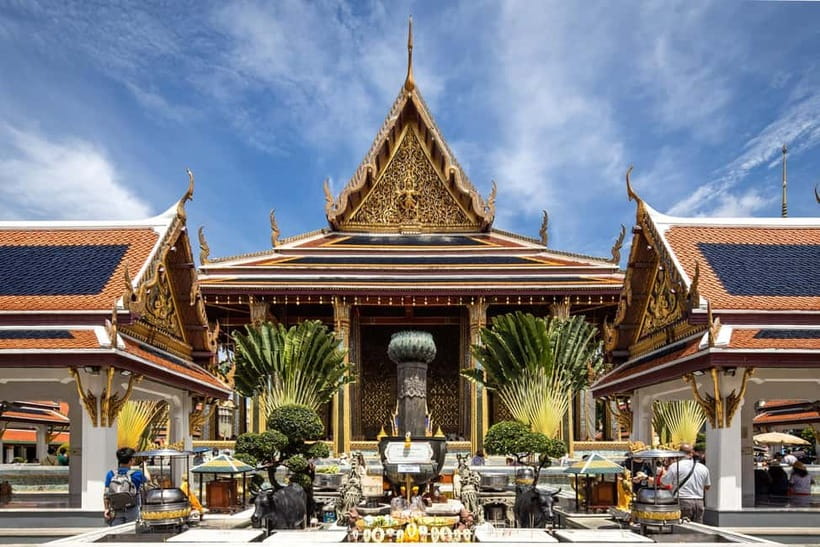 Bangkok: Grand Palace, Wat Pho, Wat Arun Sacred & Local Tour - Pak Khlong Talad: why the flower market is the perfect finish
