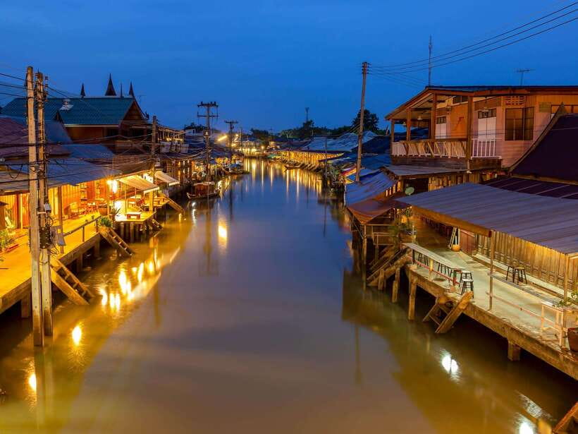 Bangkok: Maeklong Railway & Amphawa Floating Market Day Trip - Timing Strategy: How to Get the Most from Each Stop
