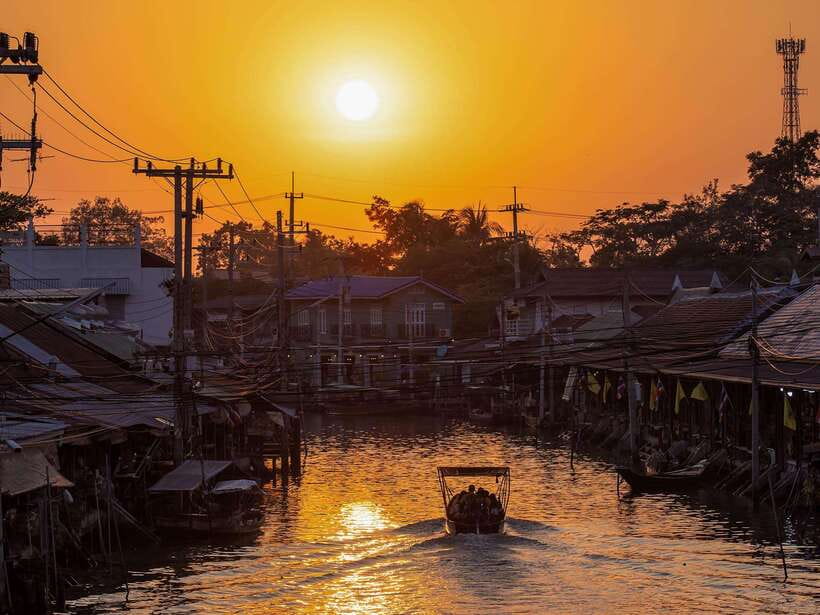 Bangkok: Maeklong Railway & Amphawa Floating Market Day Trip - Wat Bang Kung: Roots, Shrine Details, and Quiet Meaning