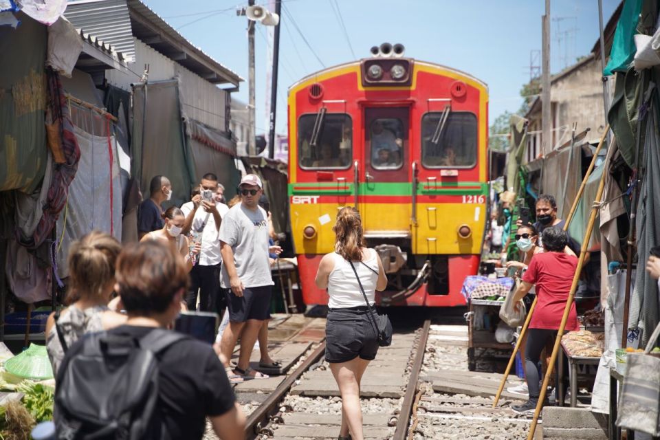 Bangkok: Maeklong Railway Market and Floating Market Tour - Small drawbacks you can plan around