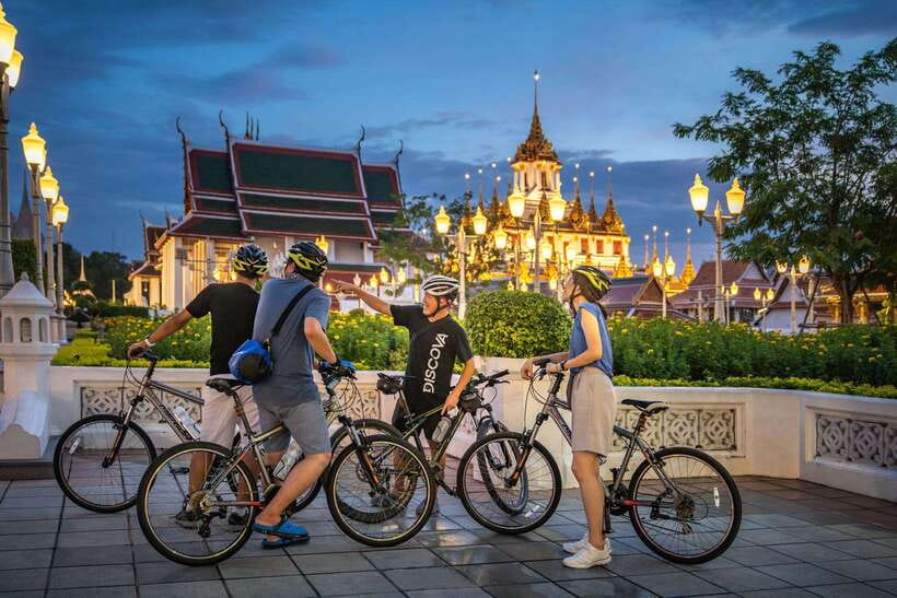 Bangkok: Night Bike Tour with Temples & Flower Market Visit - Bangkok Looks Like a Movie When the Traffic Thins