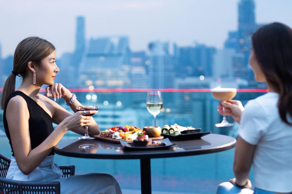Bangkok: RedSquare Rooftop Bar at Novotel Sukhumvit 4 - Food and drinks: what you actually get in the package