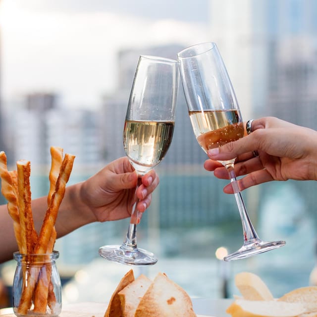 Bangkok: RedSquare Rooftop Bar at Novotel Sukhumvit 4 - A quick read on the reviews: the strongest wins and the only weak spots
