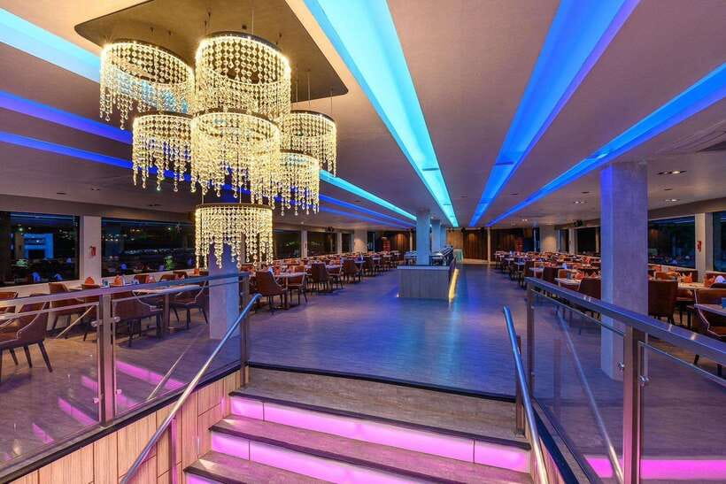 Bangkok: Royal Princess River Dinner Cruise with Live Music - Live music and Thai dance: what the show adds to your night