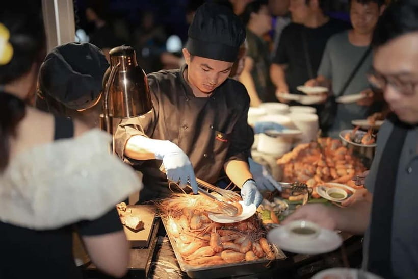 Bangkok: The Planet Dinner Cruise - Live entertainment: dance, music, and how it fits the night