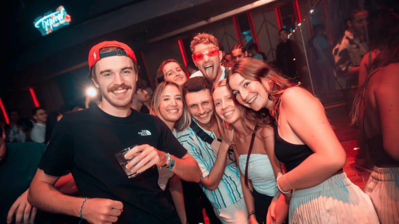 Bangkok: The Speakeasy, Rooftop & Iconic Venues Pub Crawl - Why the guides matter: Dao and Singye set the tone