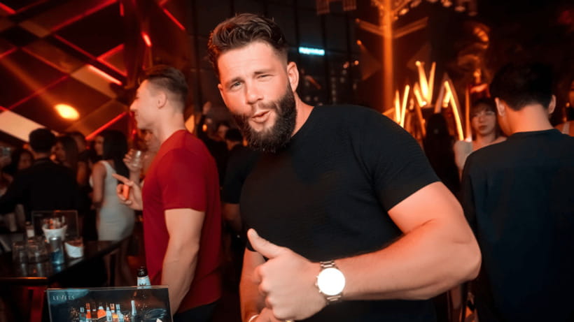 Bangkok: The Speakeasy, Rooftop & Iconic Venues Pub Crawl - Dinner with Strangers add-on: a smart way to meet people early