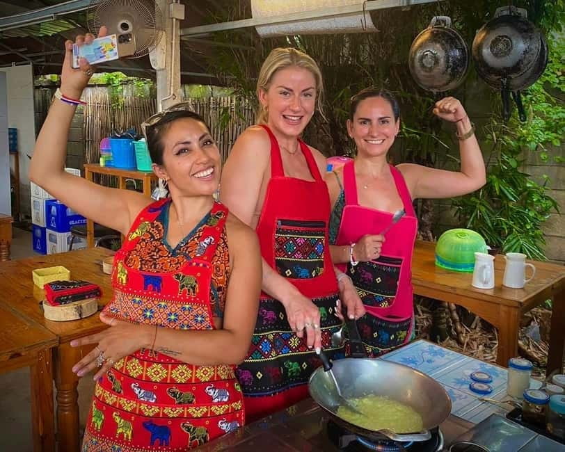 Chiang Mai: Cooking Class, Market and Thai Herbs Garden Tour - Dining in the Organic Garden: Eating Is Part of the Lesson