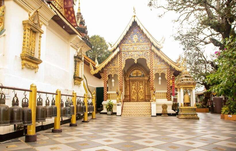 Chiang Mai - Doi Suthep Temple & Wat Pha Lat Hike - Getting There the Right Way: Red Car Pickup, Then a Songthaew