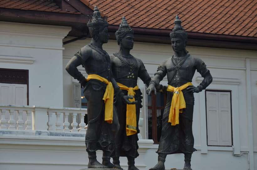 Chiang Mai: Historic Temples and City Guided Walking Tour - Wat Chedi Luang: ruined chedi scale and a Buddha inside