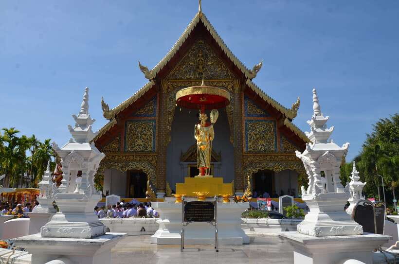 Chiang Mai: Historic Temples and City Guided Walking Tour - Pace, comfort, and who should pass