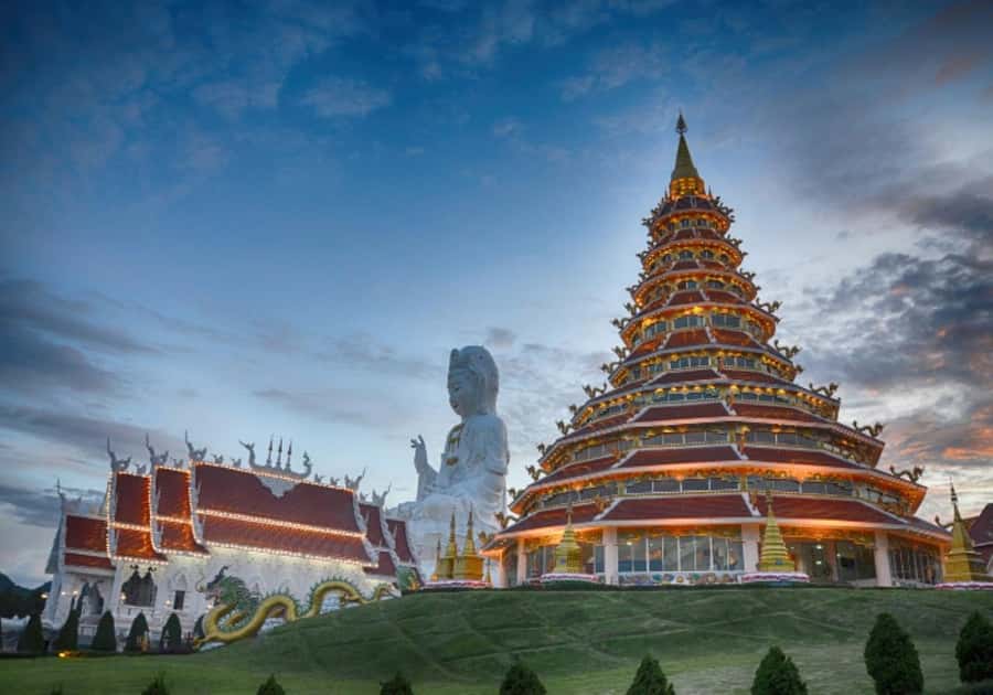 Chiang Rai: White, Blue, Red Temples, Long Neck Tour - Getting on the Van: Pickup Timing, Small Group Size, and the Long-Drive Reality