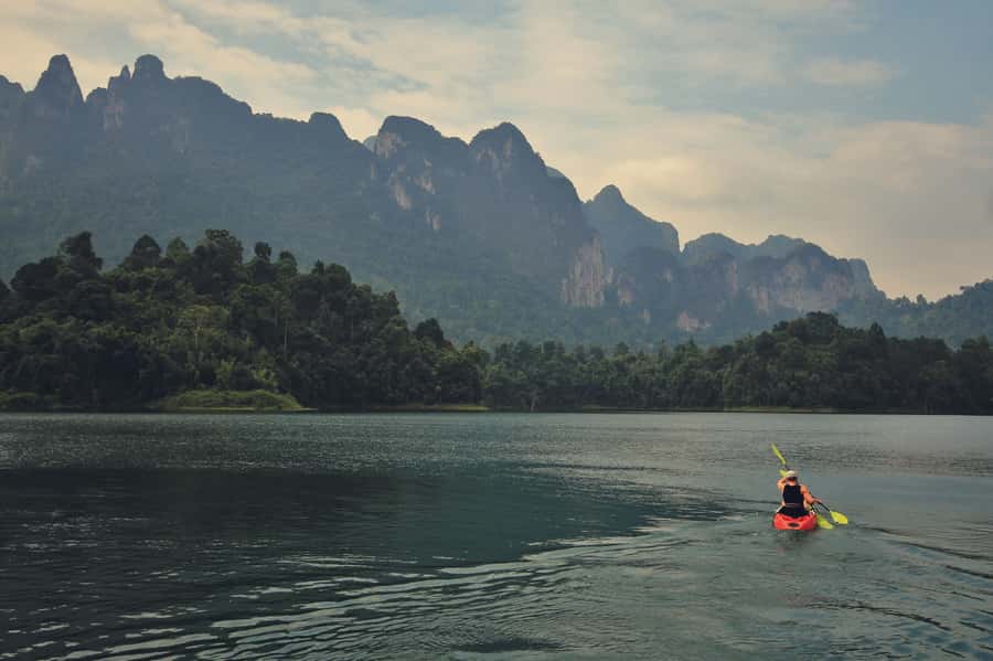 From Khao Lak/Khao Sok: Cheow Lan Lake and Emerald Pool Tour - What makes the guides and small group size matter