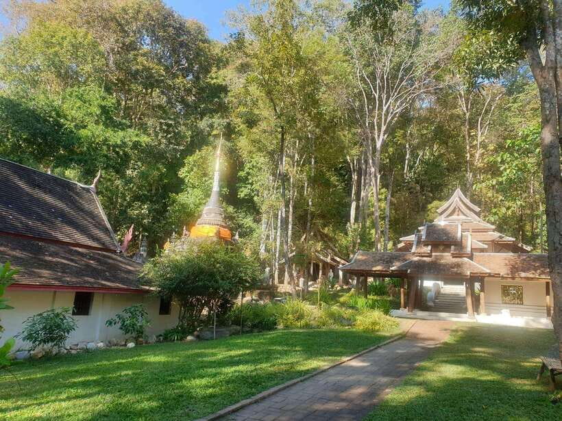 Half Day Morning Wat Pha Lat & Wat Phra That Doi Suthep Tour - Wat Pha Lat: the quiet, tucked-away temple in the mountain jungle