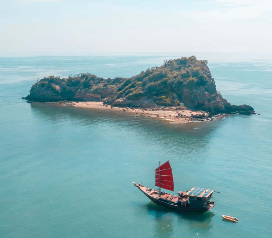 Hua Hin: Full-Day Trip to Sam Roi Yot by Sail Boat - Food onboard: fresh Thai buffet that actually feels worth it