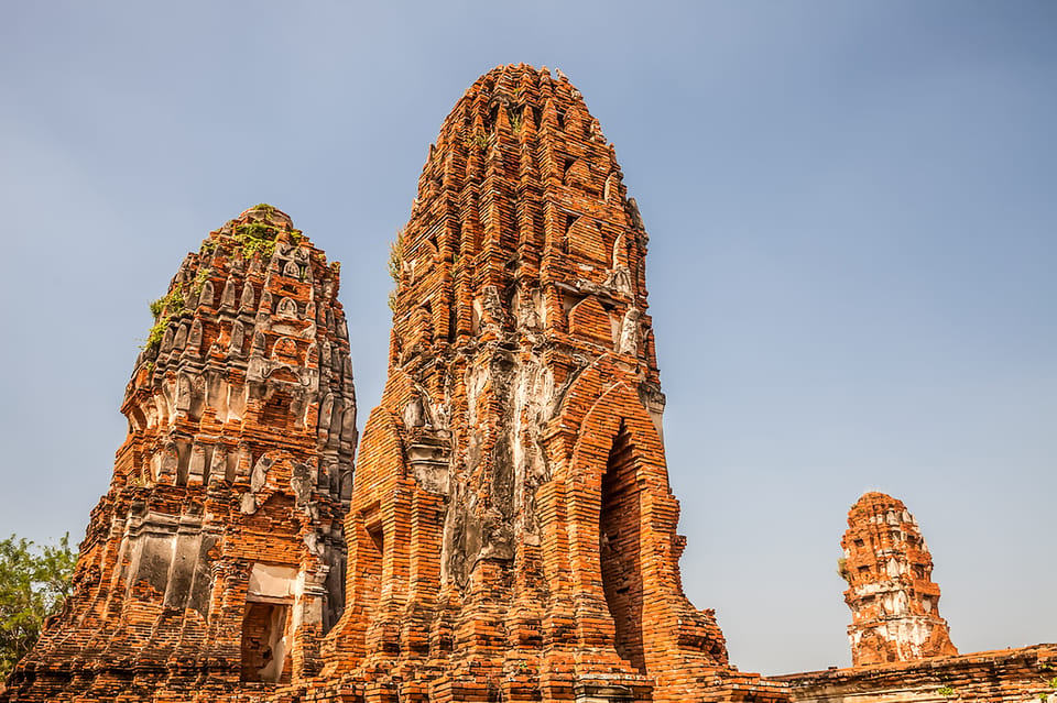 The Old Siam: Ayutthaya Temples Small Group Tour with Lunch - Wat Mahathat: the Buddha head in Bodhi roots (your must-see payoff)